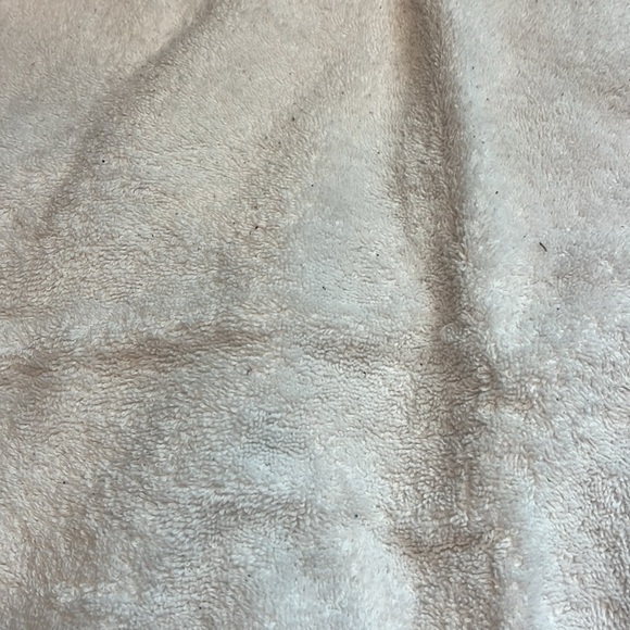 Glitz & Glimmer | Elegant White Towels with Snowflake Embroidery - Picture 4 of 8